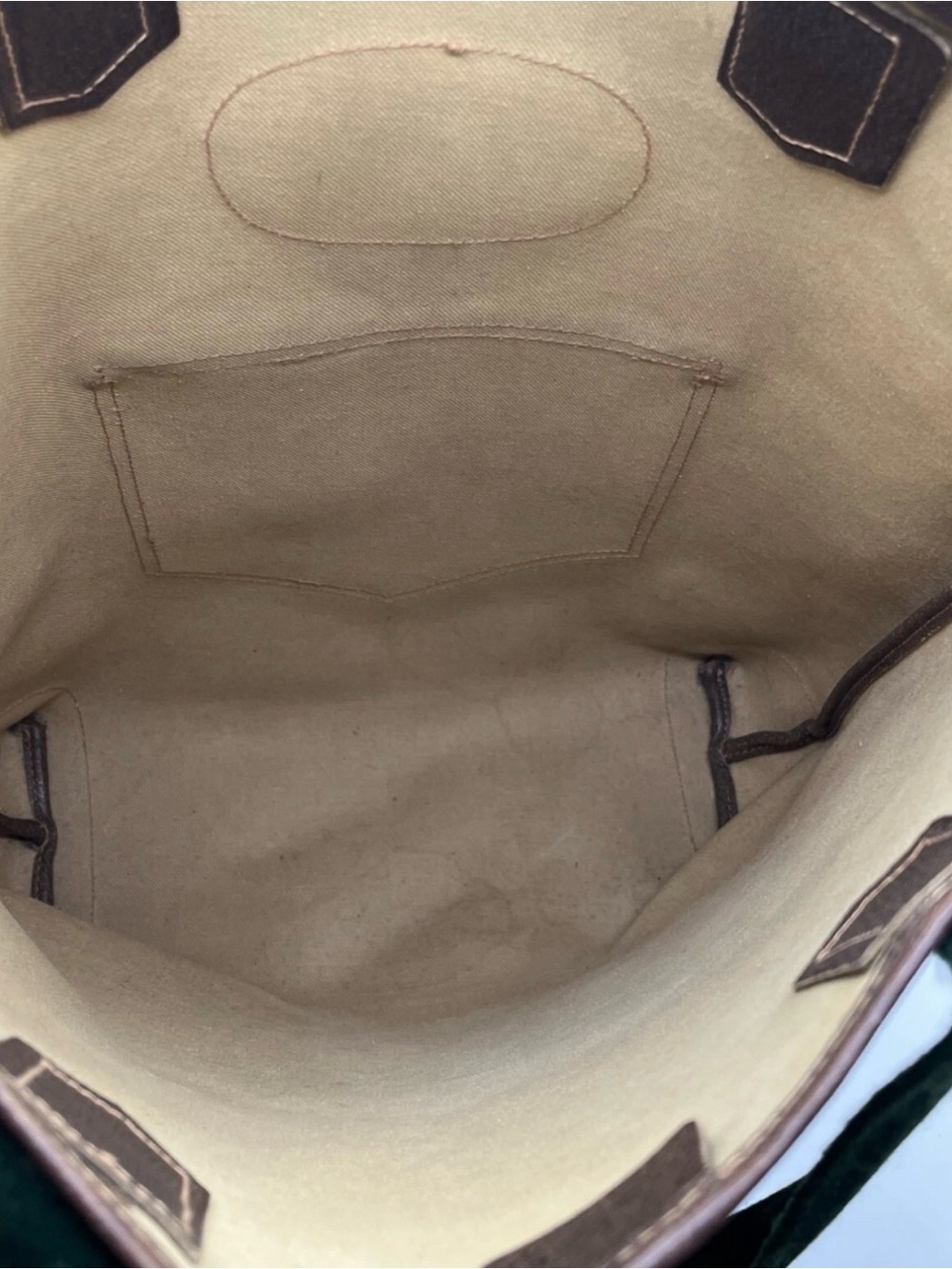 Authentic Gucci Beige GG Supreme Canvas Tote with Green and Red Strap. - Picture 9 of 9